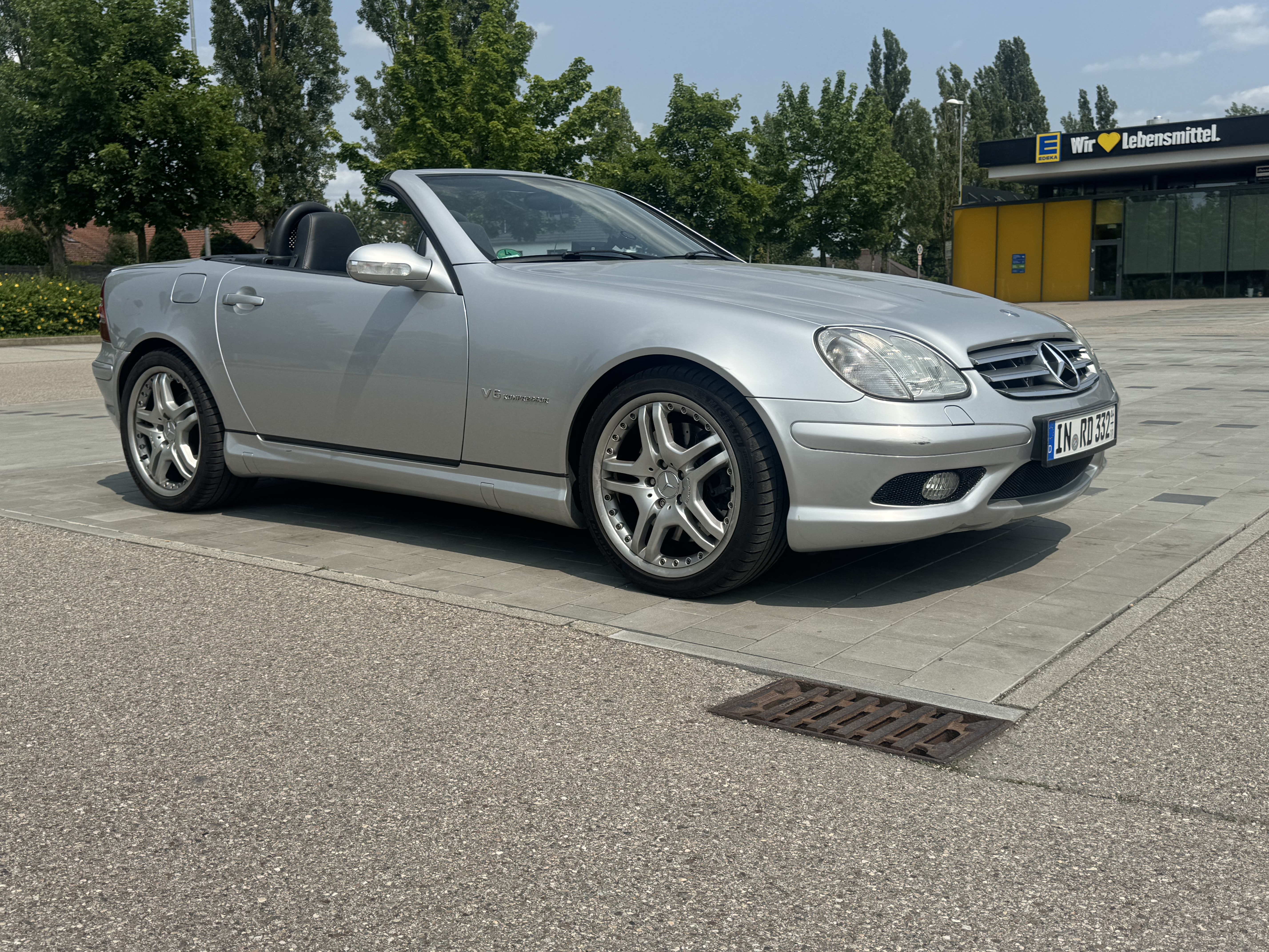 Mercedes SLK 32 AMG in Silber, Front/Seite